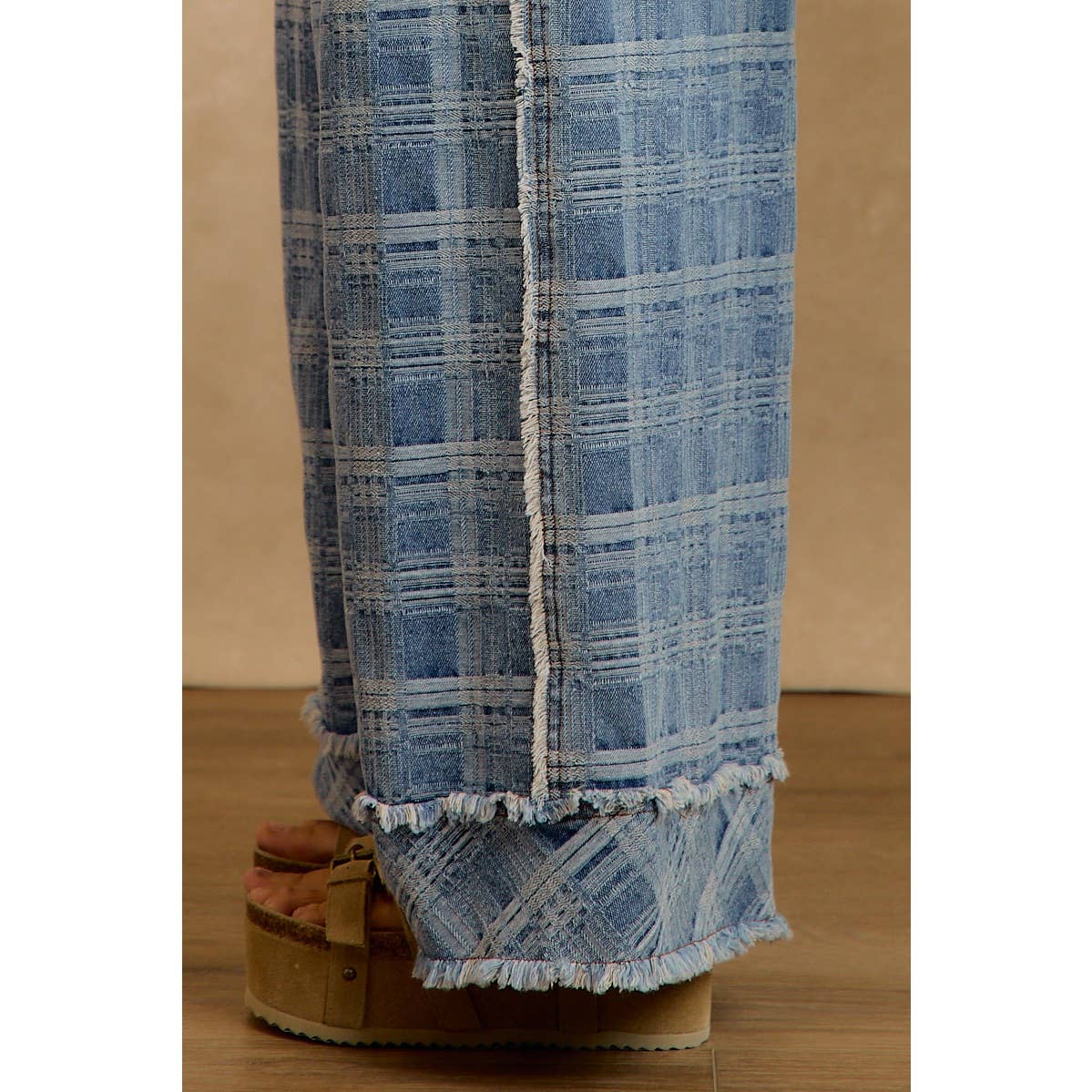 FRAYED DETAIL PLAID WIDE LEG JEANS WITH DUAL POCKETS