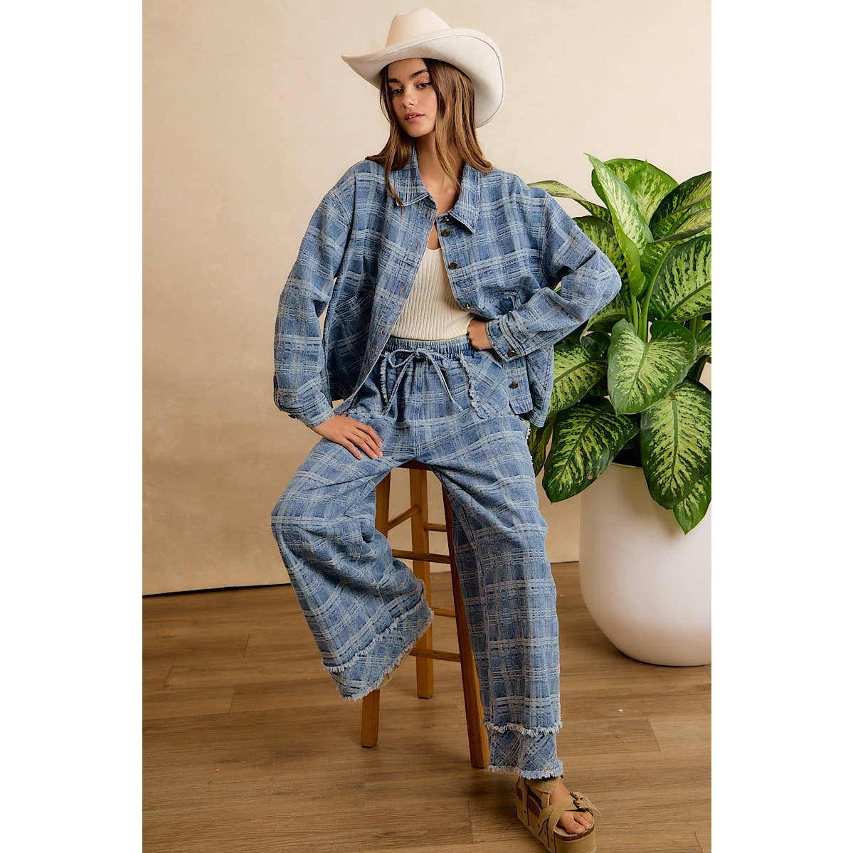 FRAYED DETAIL PLAID WIDE LEG JEANS WITH DUAL POCKETS