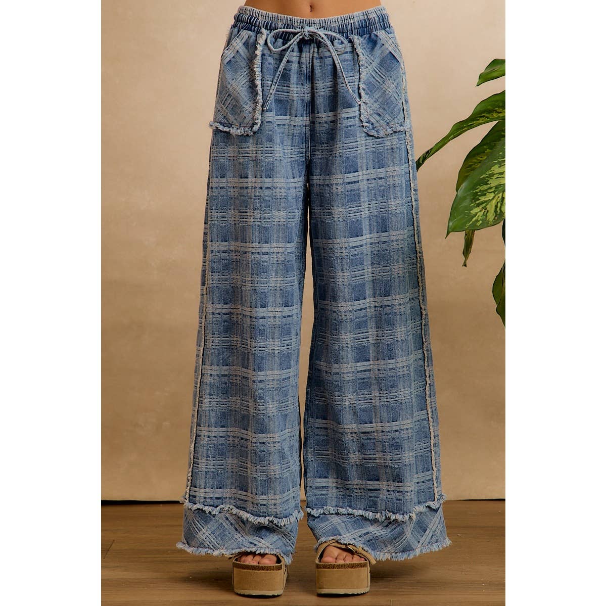 FRAYED DETAIL PLAID WIDE LEG JEANS WITH DUAL POCKETS