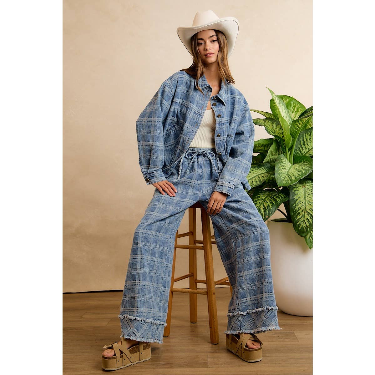 FRAYED DETAIL PLAID WIDE LEG JEANS WITH DUAL POCKETS