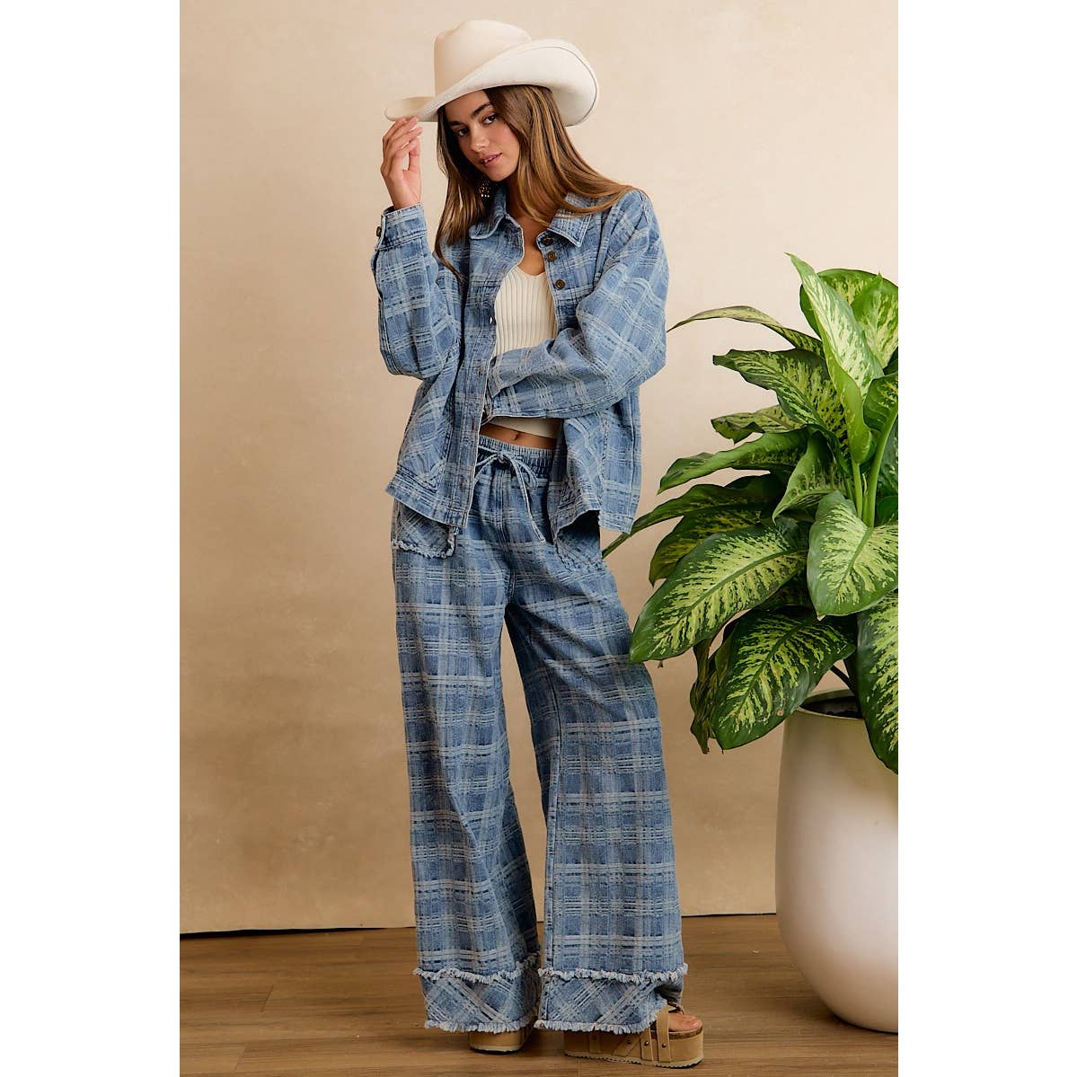 FRAYED DETAIL PLAID WIDE LEG JEANS WITH DUAL POCKETS