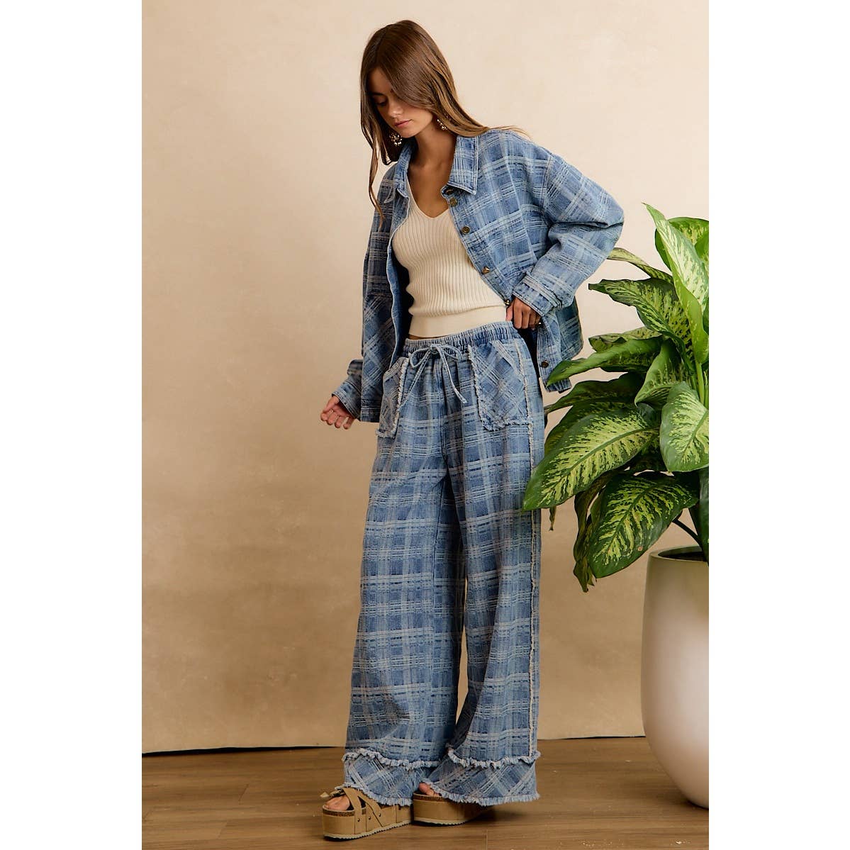 FRAYED DETAIL PLAID WIDE LEG JEANS WITH DUAL POCKETS