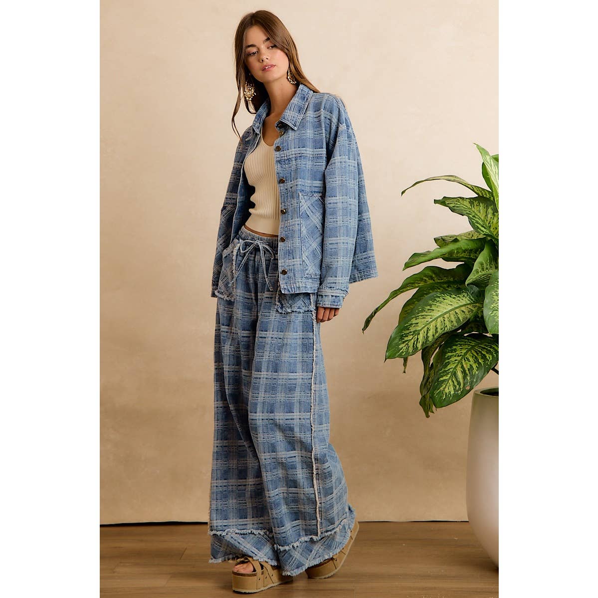 FRAYED DETAIL PLAID WIDE LEG JEANS WITH DUAL POCKETS